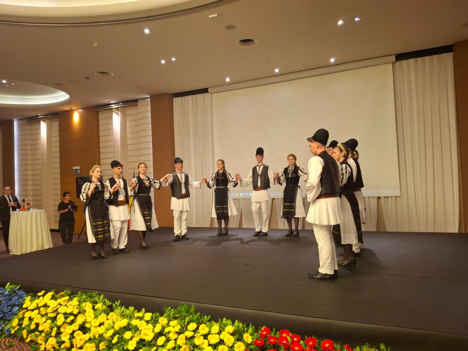 Konuşmaların ardından Romanya’dan gelen halk oyunları ekibi sahne alarak geleneksel dans gösterilerini sergiledi.