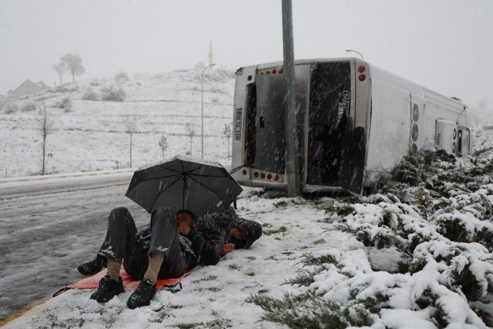 Sağlık Ekiplerinin Gelmesini Şemsiye Ile Uzanarak Bekledi