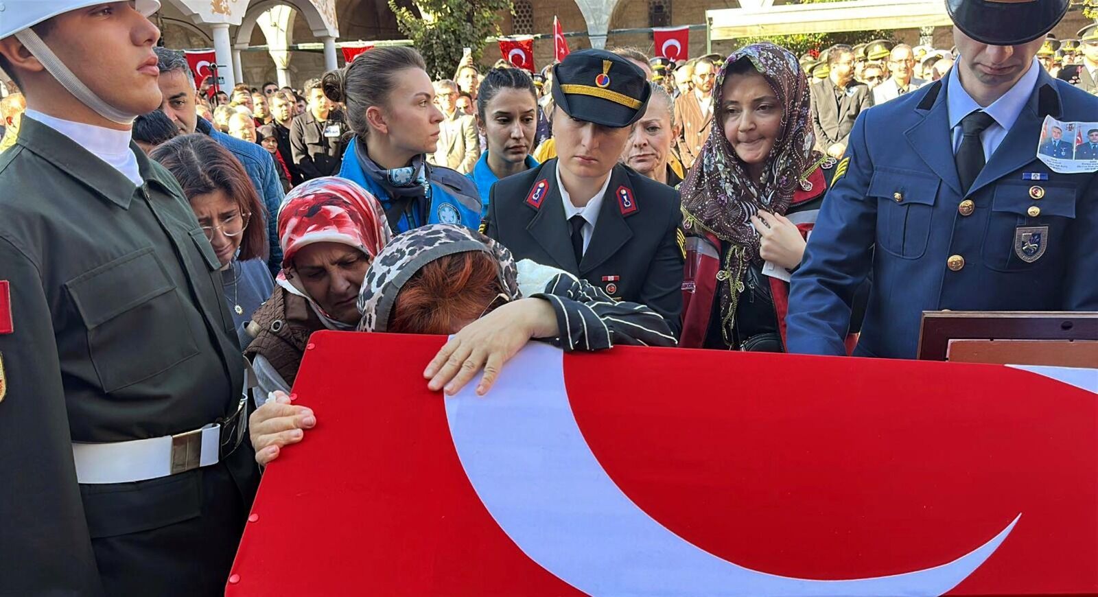 Şehidin naaşı, iki bakanın katıldığı törenle defnedildi