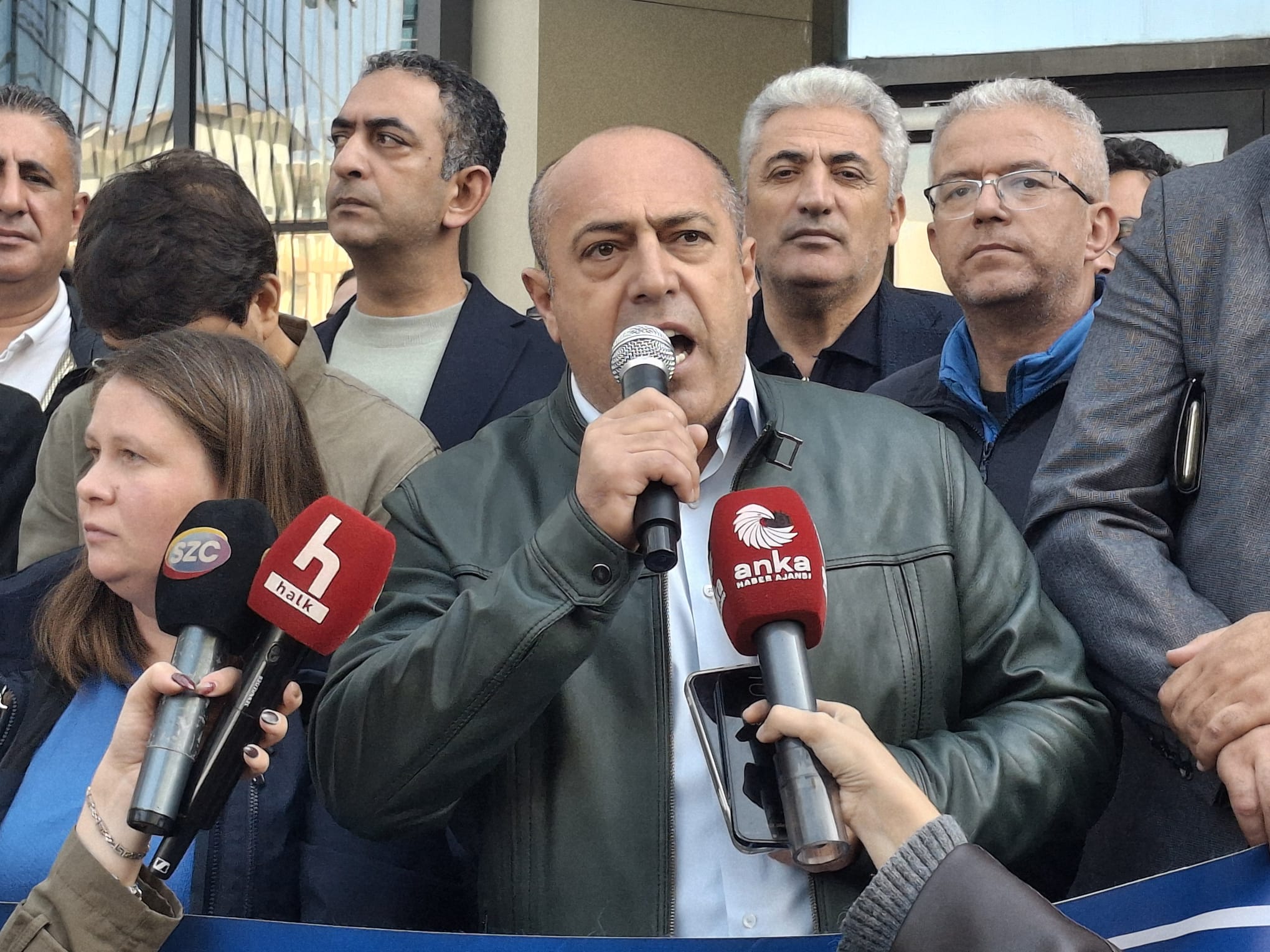 “Ya bu masaya oturacaksınız ya da…”