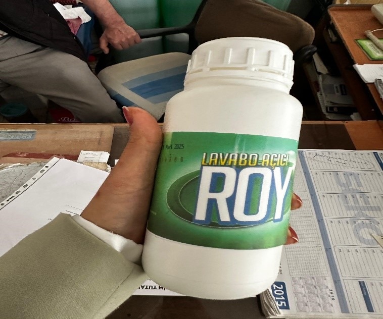 İki farklı lavabo açıcıda kimyasal ve yaralanma tehlikesi