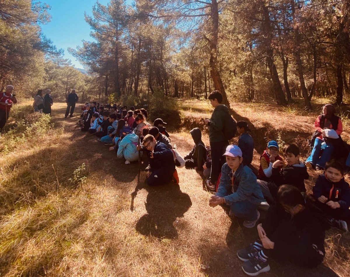 İki ayrı günde 5 kilometrelik eğitici yürüyüş