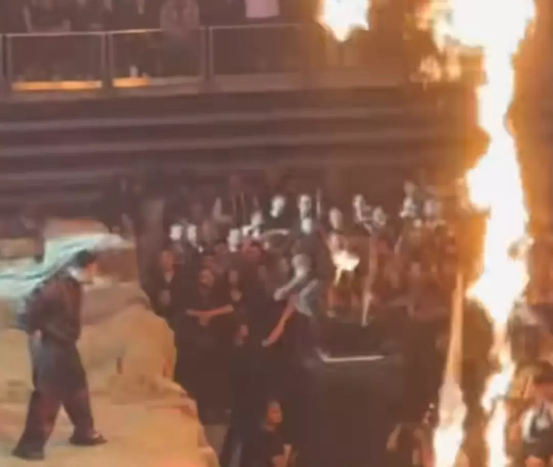 Sahneye atlamaya çalışan hayranının kalçası yandı