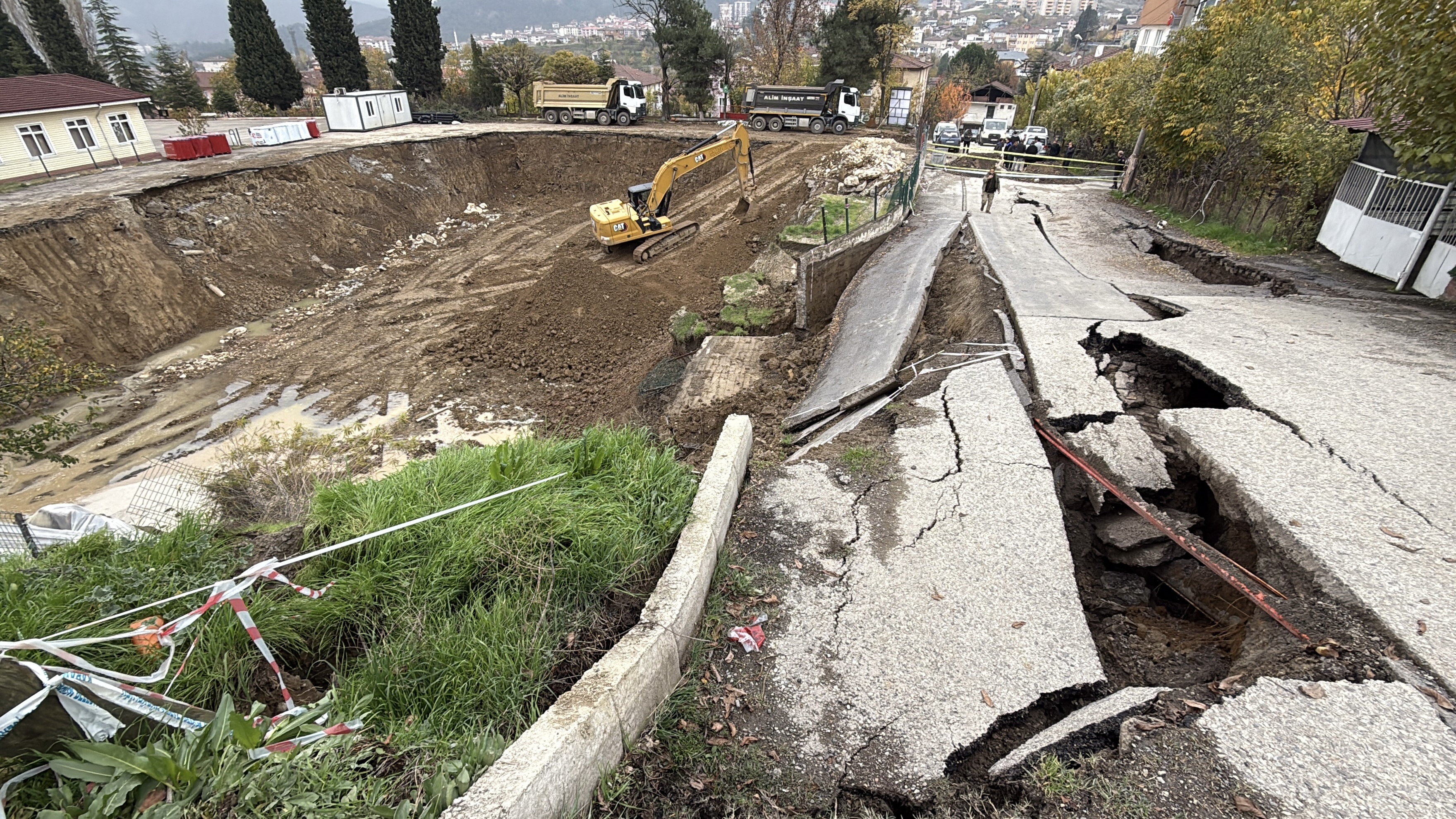 Yol iki yönde trafiğe kapandı