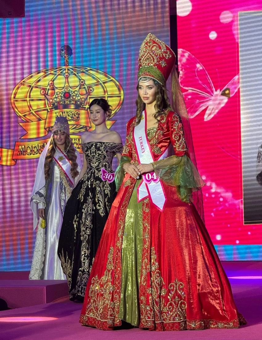 2025 Miss Model Of The World Osmanlı Kostümü