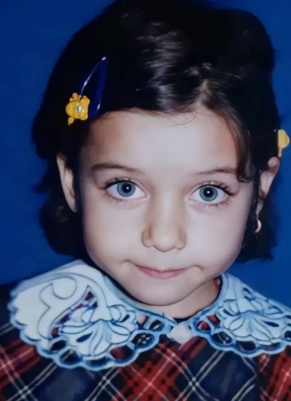 Afra Saraçoğlu Çocukluğu