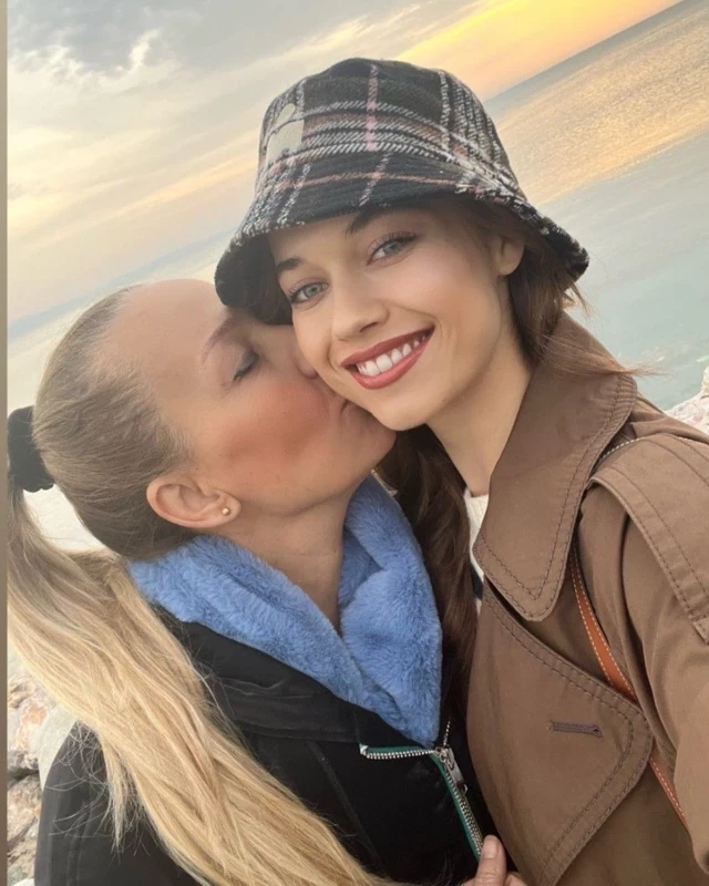 Afra Saraçoğlu Ve Annesi