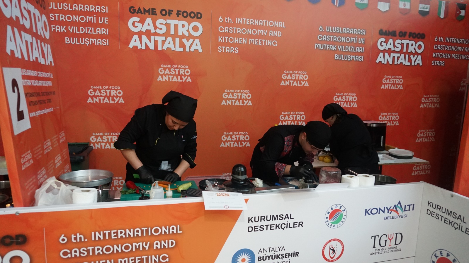 Antalya’da Düzenlenen Gastroantalya Uluslararası Gastronomi Ve Mutfak Yıldızları Buluşması’nda İzmir’den Katılan Iki Meslek Lisesi Öğrencileri, Farklı Kategorilerde Kazandıkları Madalyalarla Büyük Başarı Elde Etti.2