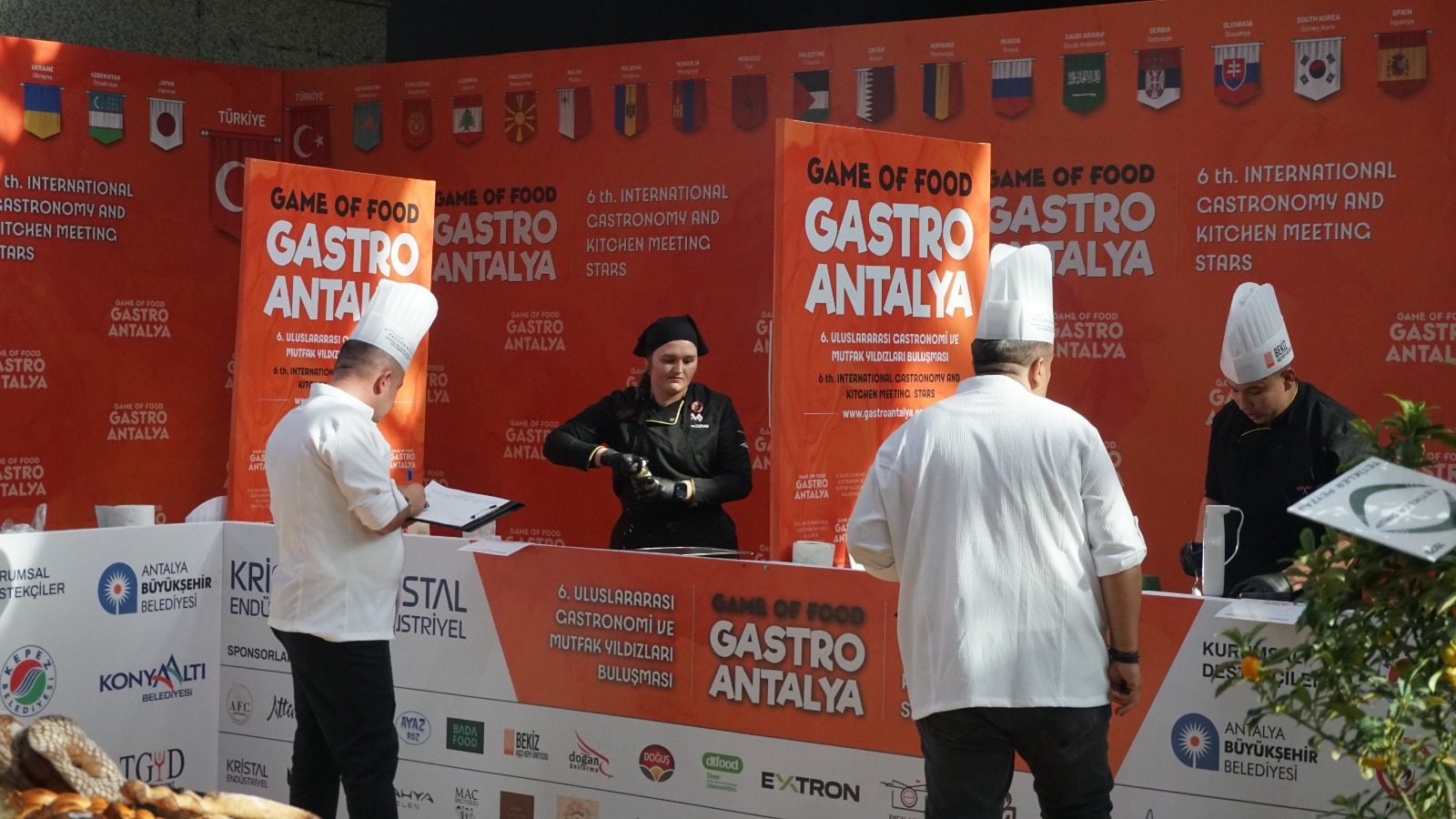 Antalya’da Düzenlenen Gastroantalya Uluslararası Gastronomi Ve Mutfak Yıldızları Buluşması’nda İzmir’den Katılan Iki Meslek Lisesi Öğrencileri, Farklı Kategorilerde Kazandıkları Madalyalarla Büyük Başarı Elde Etti.3