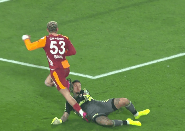 Bariş Alper'i̇n Yerde Kaldiği Poz