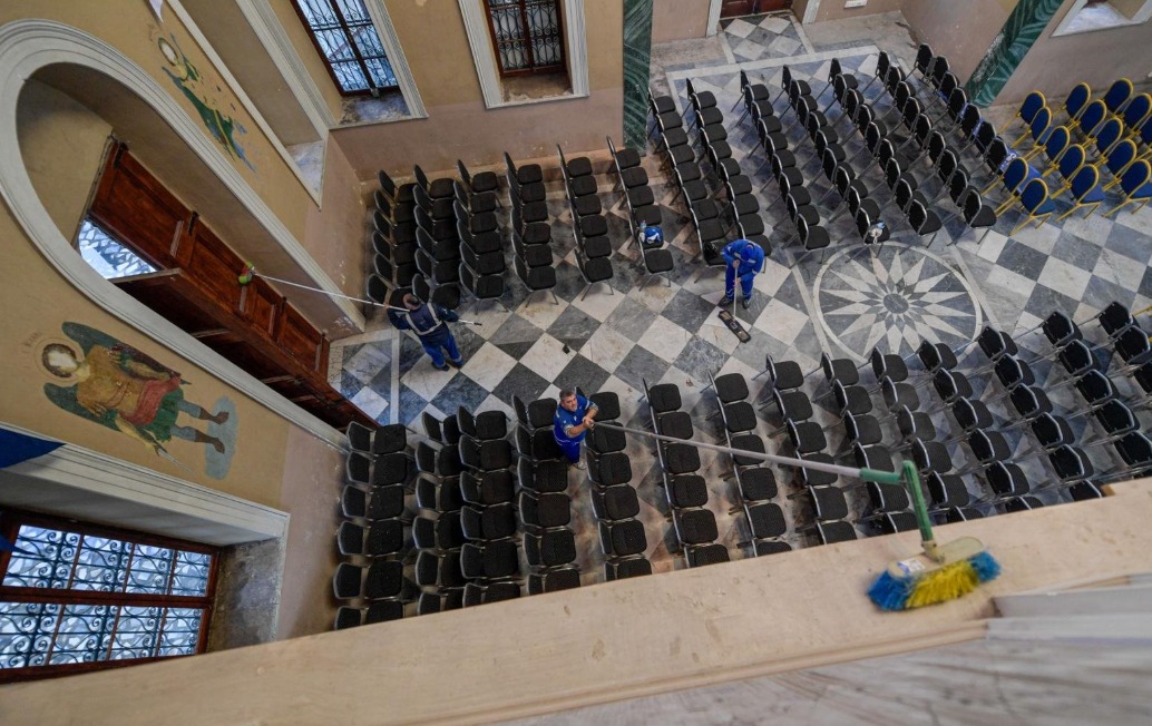 İZBETON ekipleri ibadethanelerde dip köşe temizlik sağlıyor