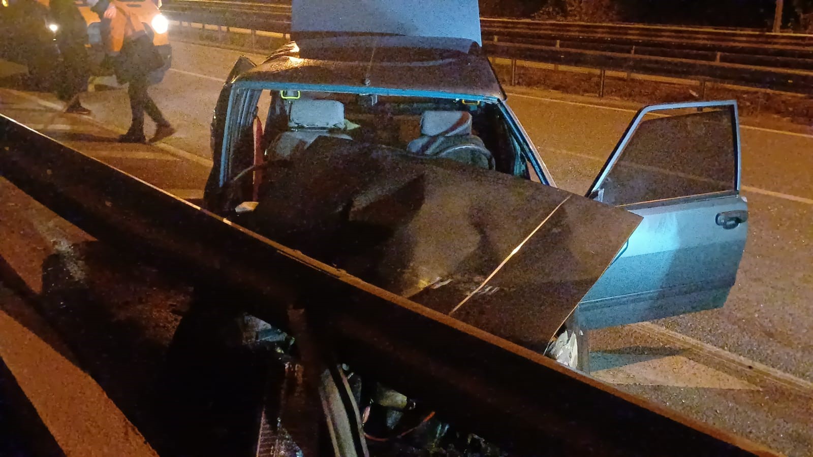 Çevreyolunda Otomobil Bariyerlere Çarptı1