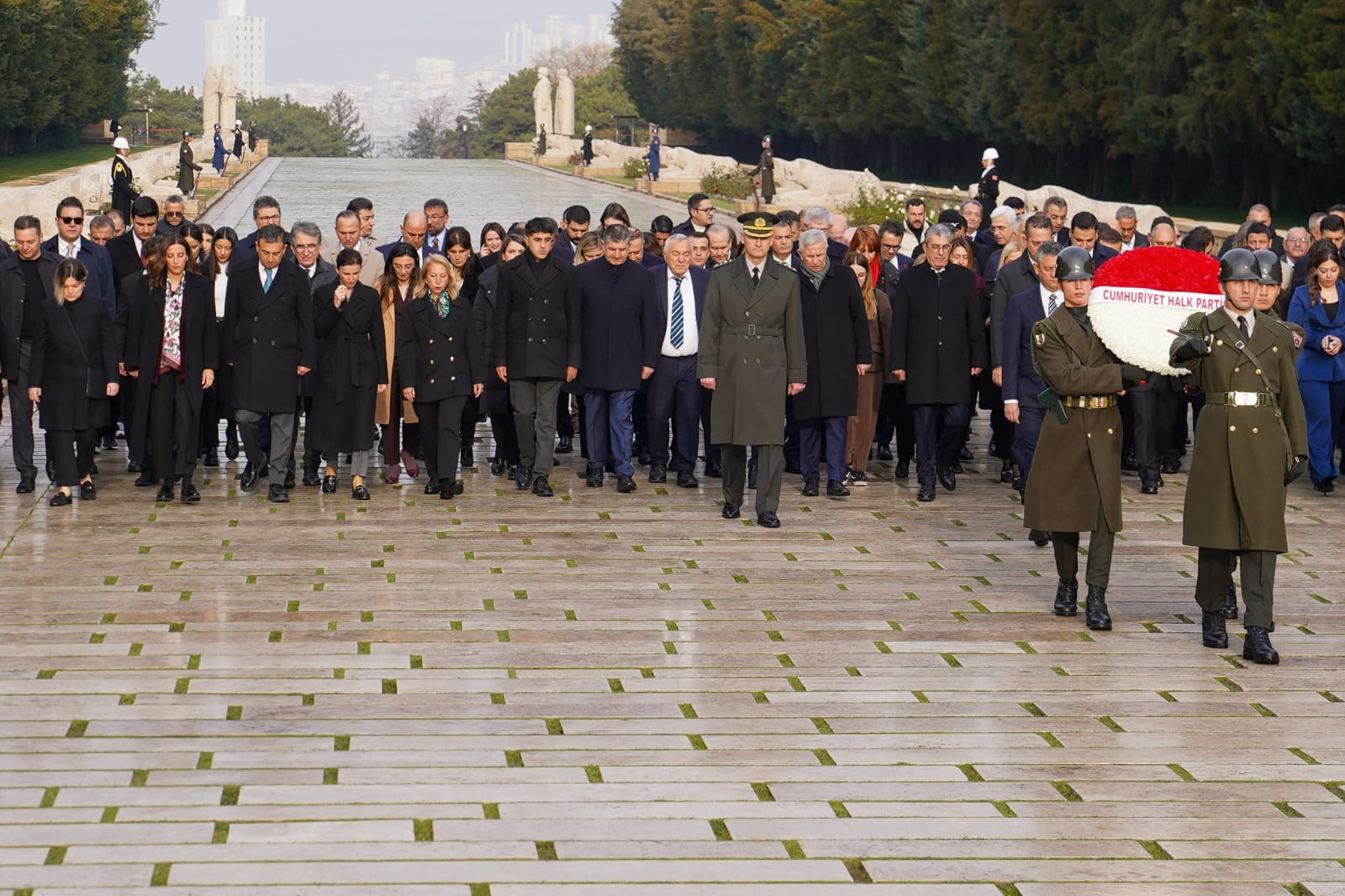 Ata'nın huzurunda güçlü mesajlar