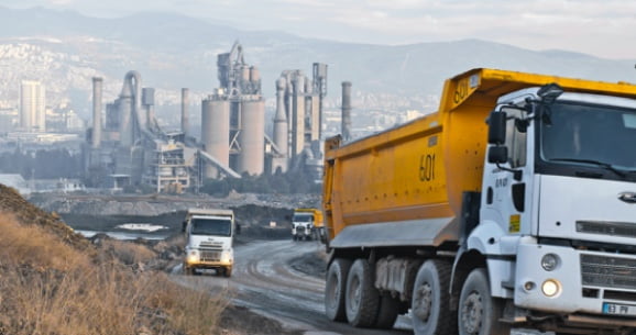 Çimentaş kentin ortasında çalışmalarına hız kesmeden devam ediyor