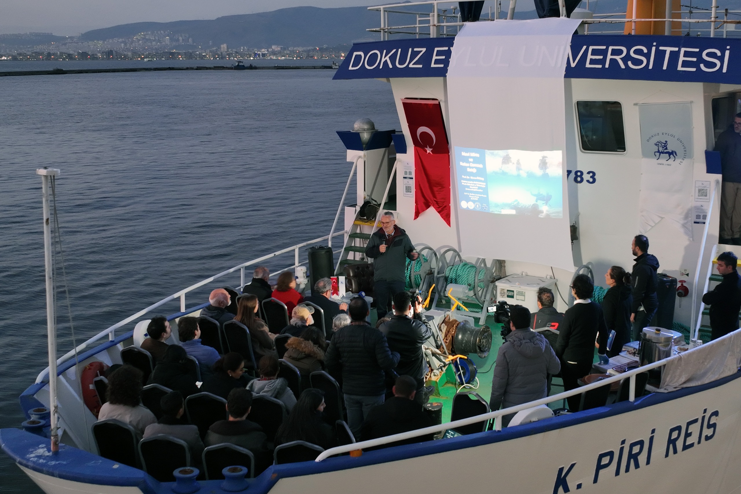 Deü Bi̇li̇m Kafe Sohbetleri̇'ni̇n 4'Üncü Buluşmasi Koca Pi̇ri̇ Rei̇s Gemi̇si̇'nde Gerçekleşti̇ (2)