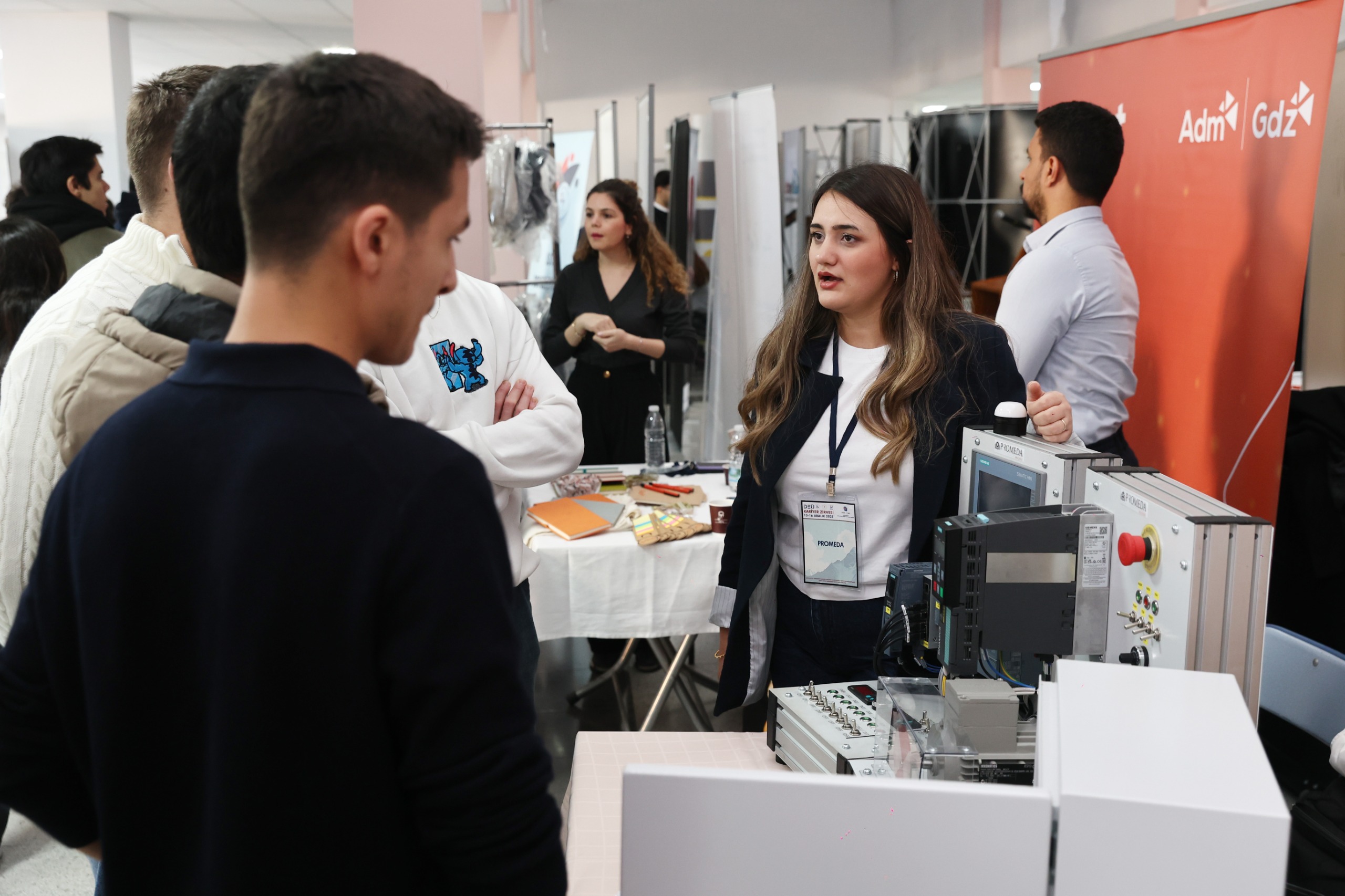 Deü Kari̇yer Zi̇rvesi̇ 2025 Başladi Sektör Temsi̇lci̇leri̇ Öğrenci̇lerle Buluştu (3)