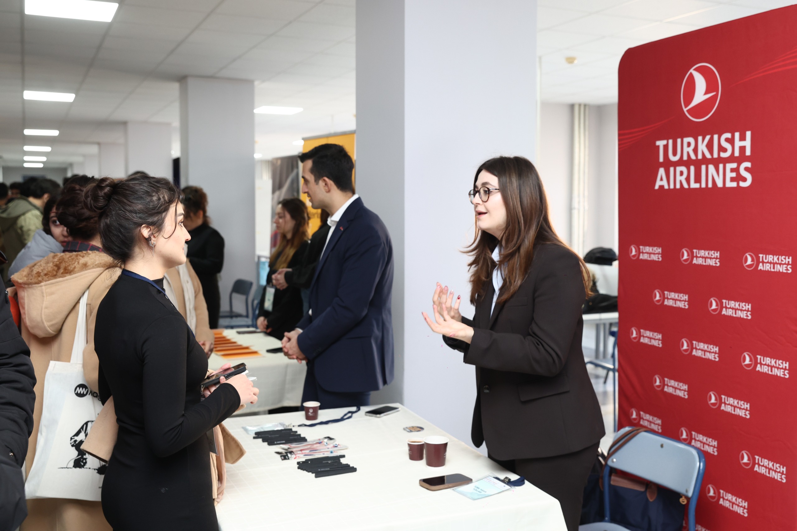 Deü Kari̇yer Zi̇rvesi̇ 2025 Başladi Sektör Temsi̇lci̇leri̇ Öğrenci̇lerle Buluştu (5)