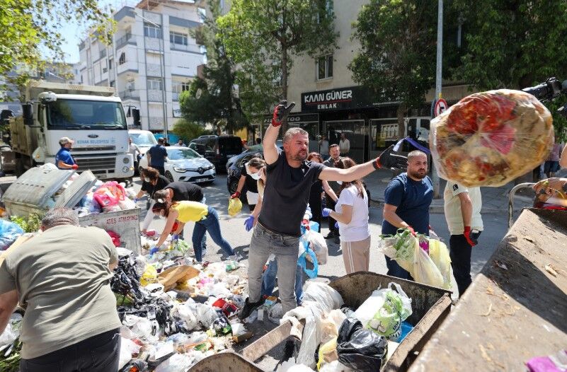 Yazın biriken çöpleri Başkan Duman bir grup partiliyle birlikte elleriyle toplamıştı