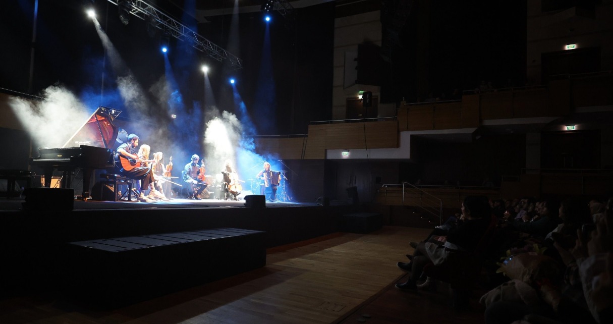 Uzun süren coşkulu alkışlar