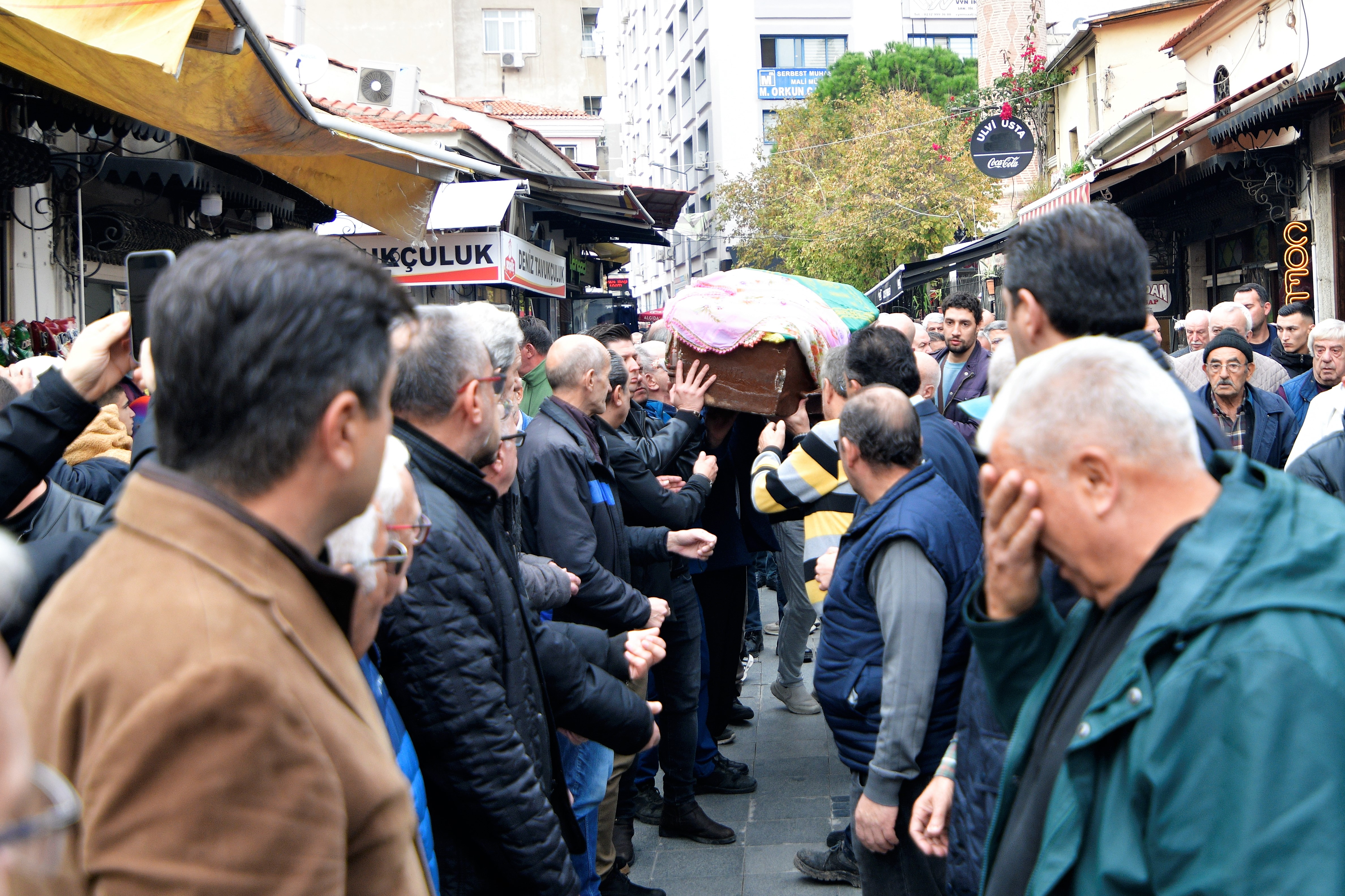 Erzene Mahallesi’nin 27 Yıllık Muhtarı Ayşe Müjgan Pakyürek Son Yolculuğuna Uğurlandı1-1