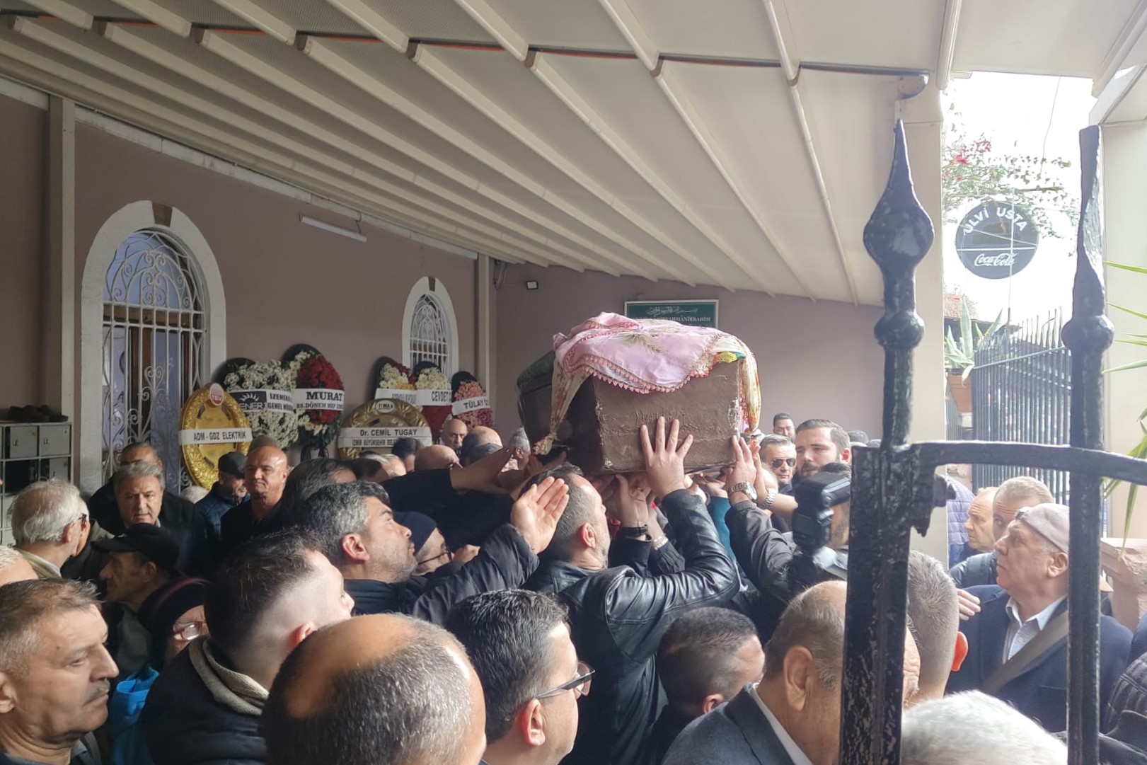 Erzene Mahallesi’nin 27 Yıllık Muhtarı Ayşe Müjgan Pakyürek Son Yolculuğuna Uğurlandı1