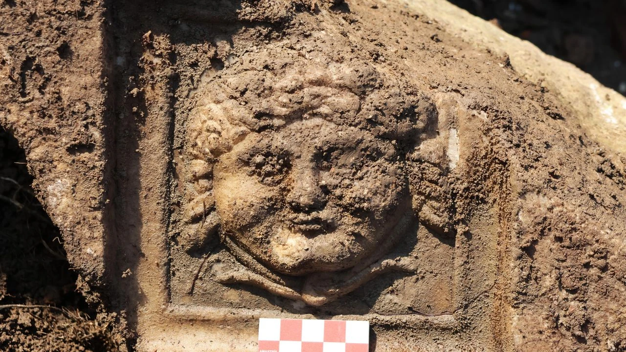 Gülümseyen Medusa’dan İştar betimli gümüş kolyeye…