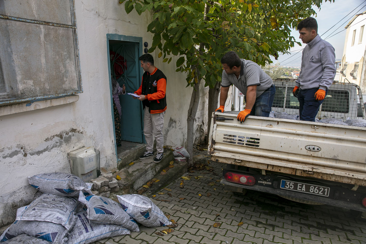 Güzelbahçe Belediyesi’nden Kış Öncesi Kömür Desteği1