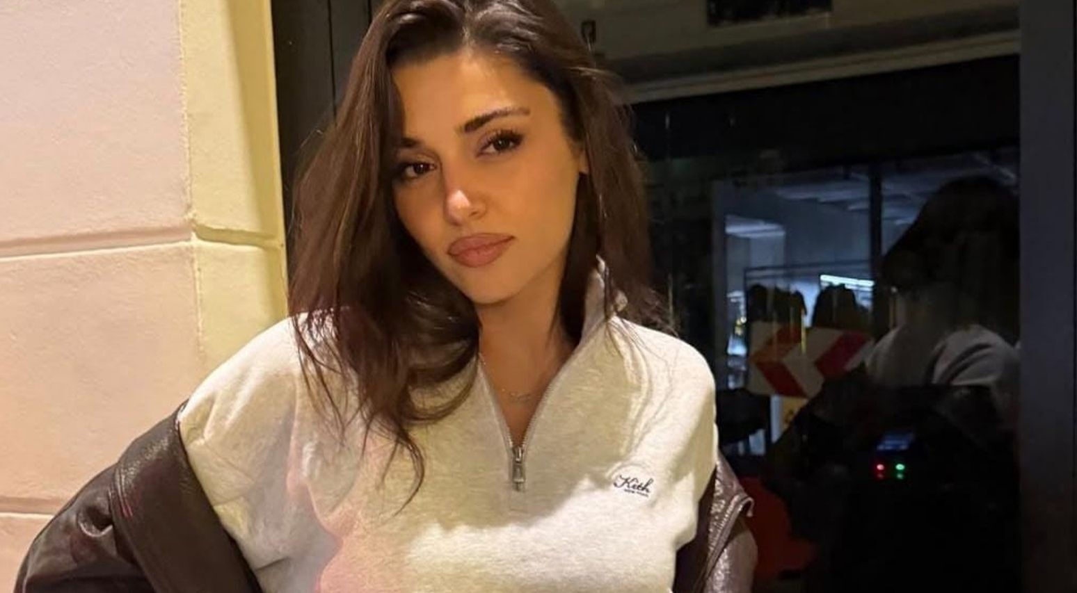 Hande Erçel Diş Kapak