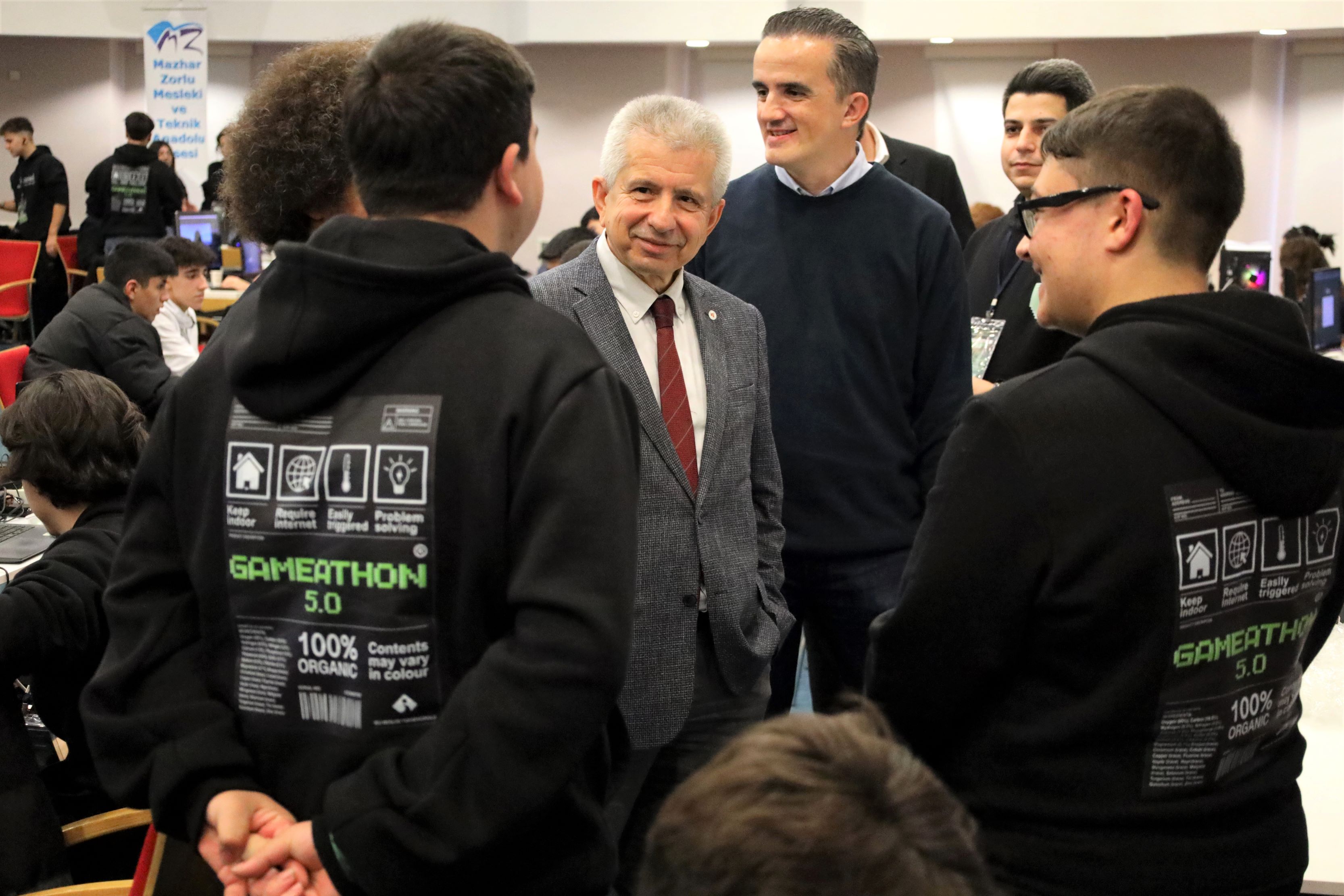 İeü Rektörü Prof. Dr. Yusuf Hakan Abacıoğlu Da Etkinliği Ziyaret Ederek Gençlerle Sohbet Etti Ve Yapılan Çalışmaları Yerinde Inceledi. 2