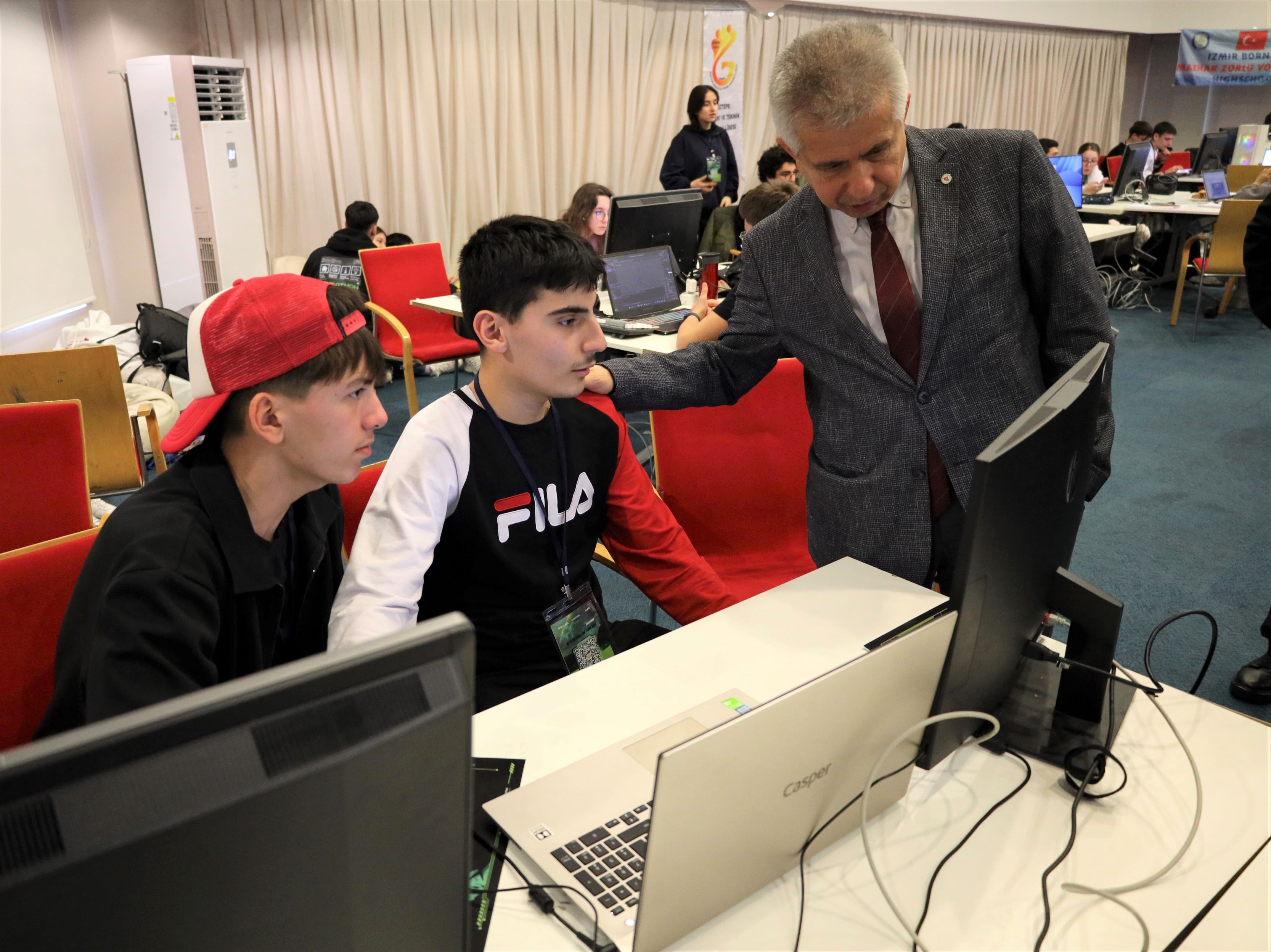 İeü Rektörü Prof. Dr. Yusuf Hakan Abacıoğlu Da Etkinliği Ziyaret Ederek Gençlerle Sohbet Etti Ve Yapılan Çalışmaları Yerinde Inceledi. 3