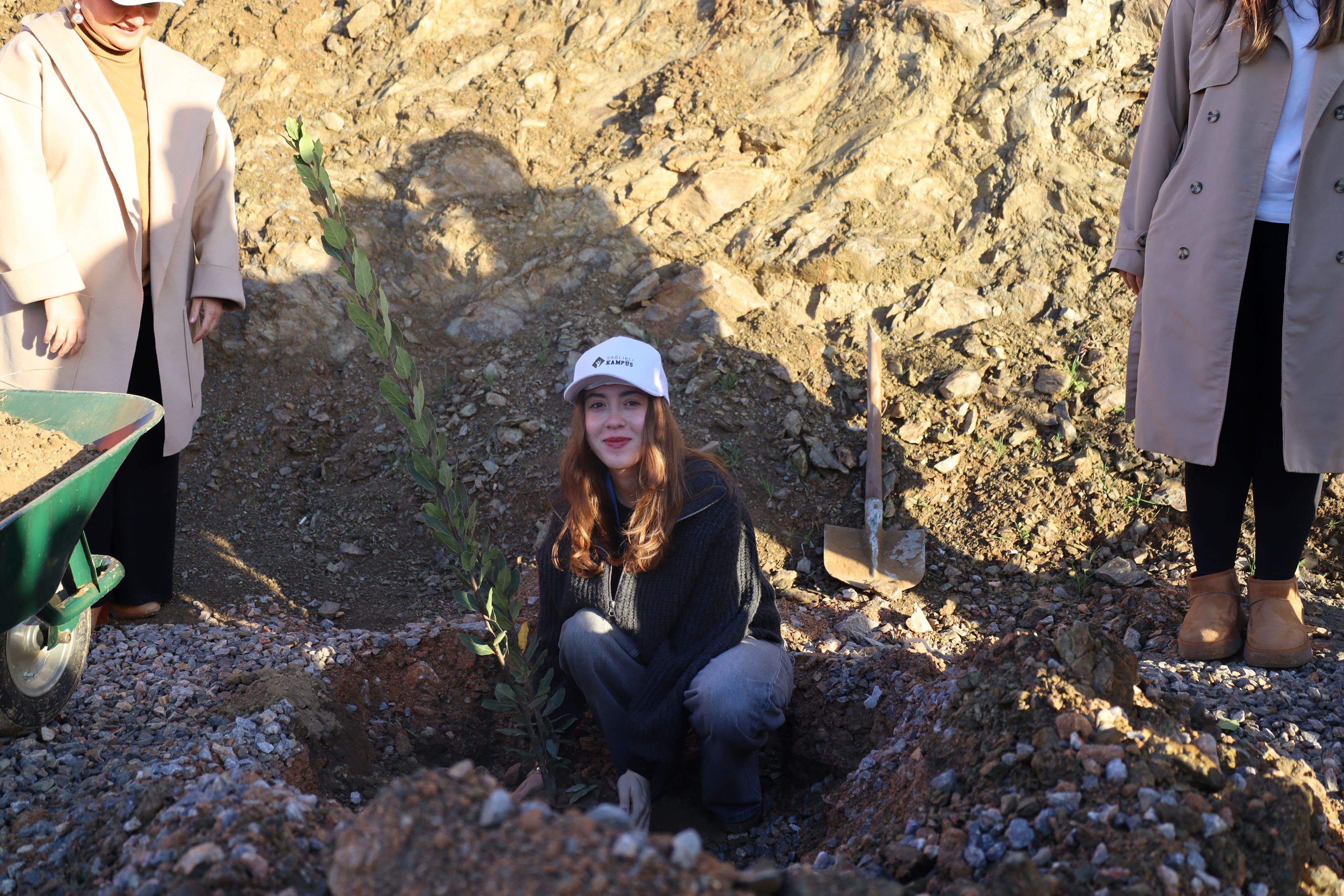 İeü, Sağlıklı Bir Gelecek Için Toprağın Önemine Dikkat Çekmek Amacıyla Örnek Bir Farkındalığa Imza Atarak Yapımı Devam Eden Güzelbahçe Kampüsünde Fidan Dikim Etkinliği Gerçekleştirdi.1