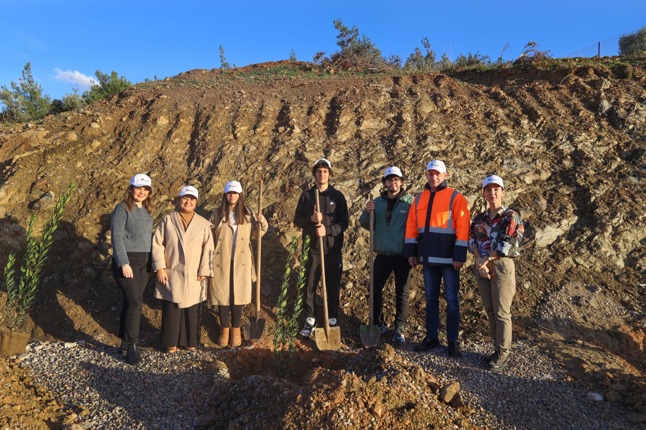 İeü, Sağlıklı Bir Gelecek Için Toprağın Önemine Dikkat Çekmek Amacıyla Örnek Bir Farkındalığa Imza Atarak Yapımı Devam Eden Güzelbahçe Kampüsünde Fidan Dikim Etkinliği Gerçekleştirdi.3