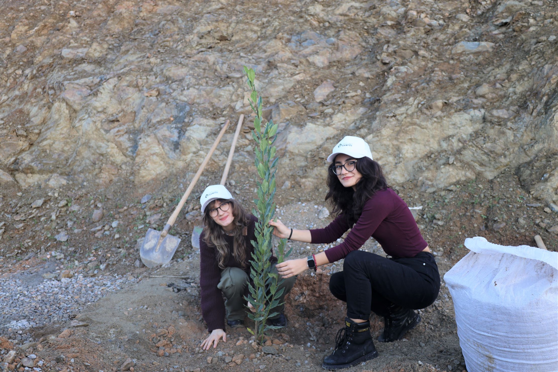 İeü, Sağlıklı Bir Gelecek Için Toprağın Önemine Dikkat Çekmek Amacıyla Örnek Bir Farkındalığa Imza Atarak Yapımı Devam Eden Güzelbahçe Kampüsünde Fidan Dikim Etkinliği Gerçekleştirdi.4