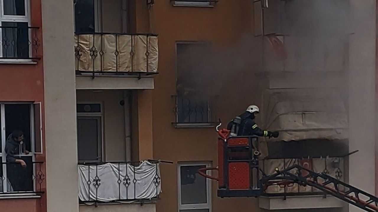 İtfaiyeci kendi hava maskesini ihtiyaç sahibine taktı