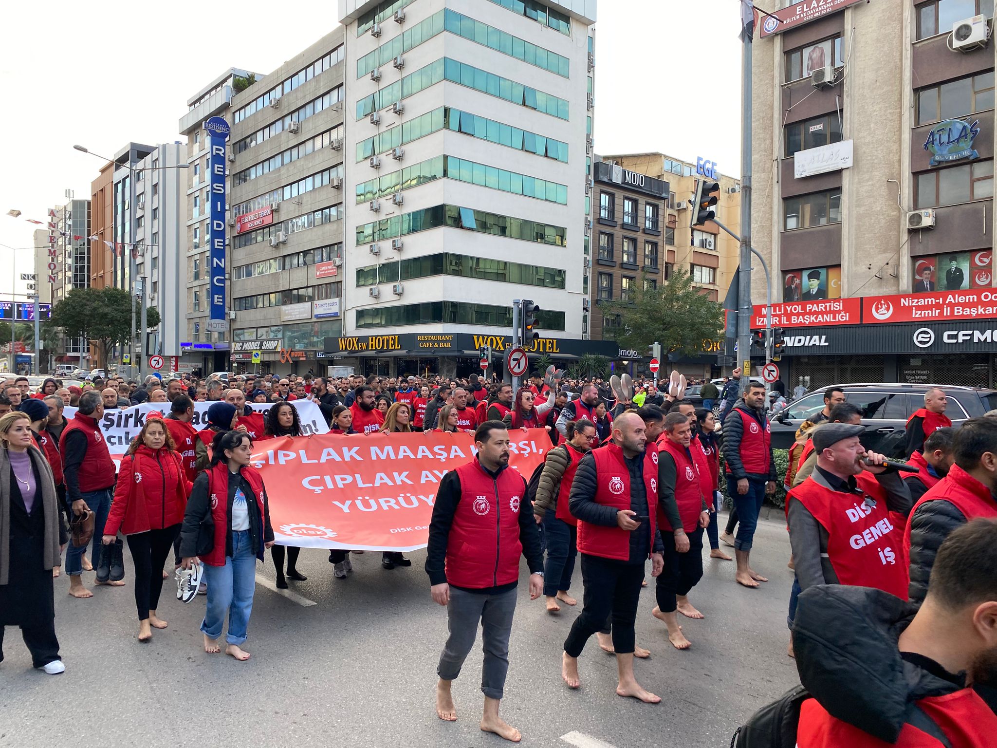İzmir Büyükşehir’de Iş Durdu! Çıplak Ayak Geçim Isyanı1