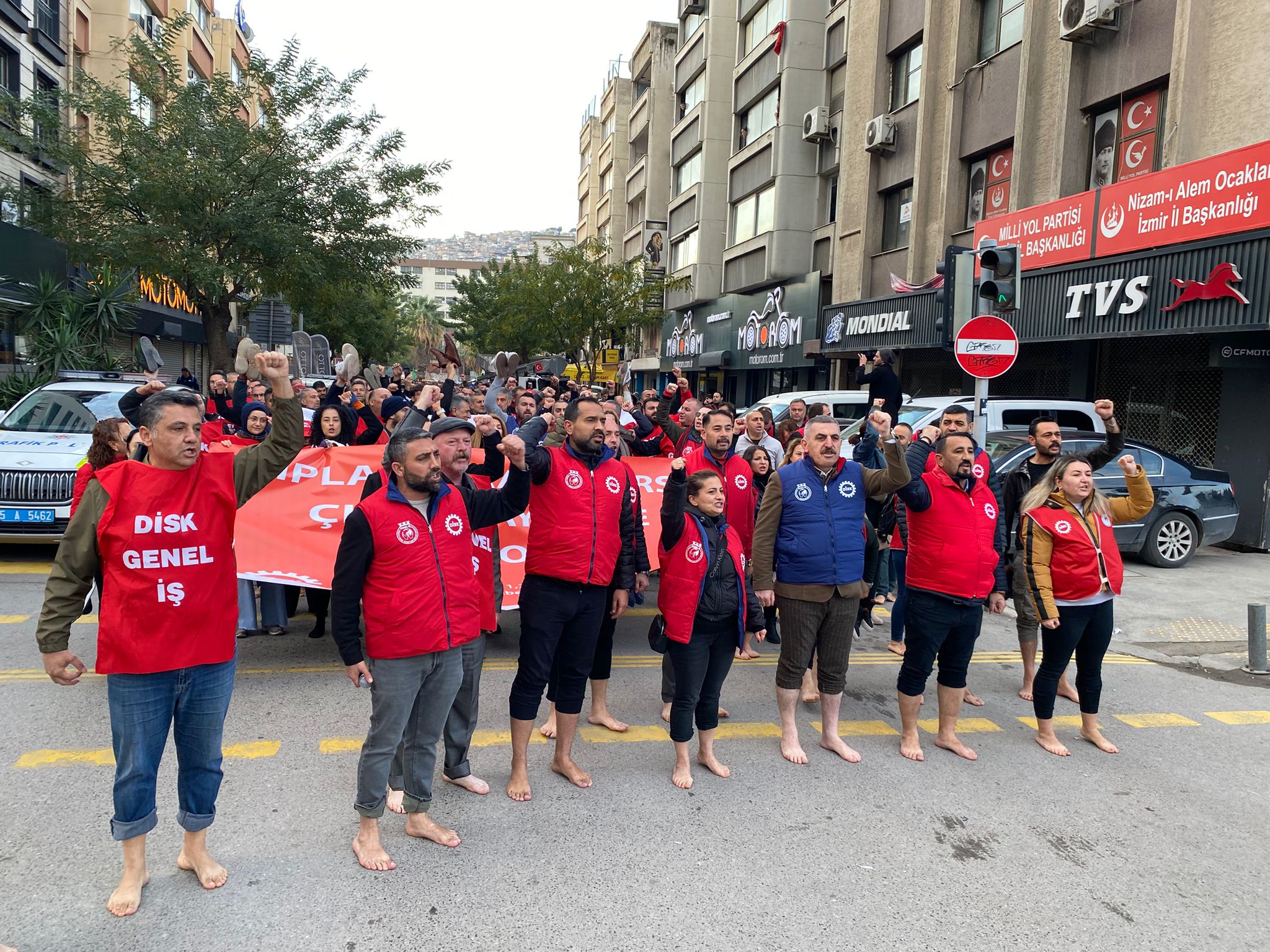 İzmir Büyükşehir’de Iş Durdu! Çıplak Ayak Geçim Isyanı2