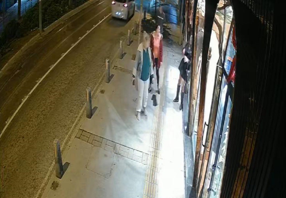 Acı içinde yoluna devam etti