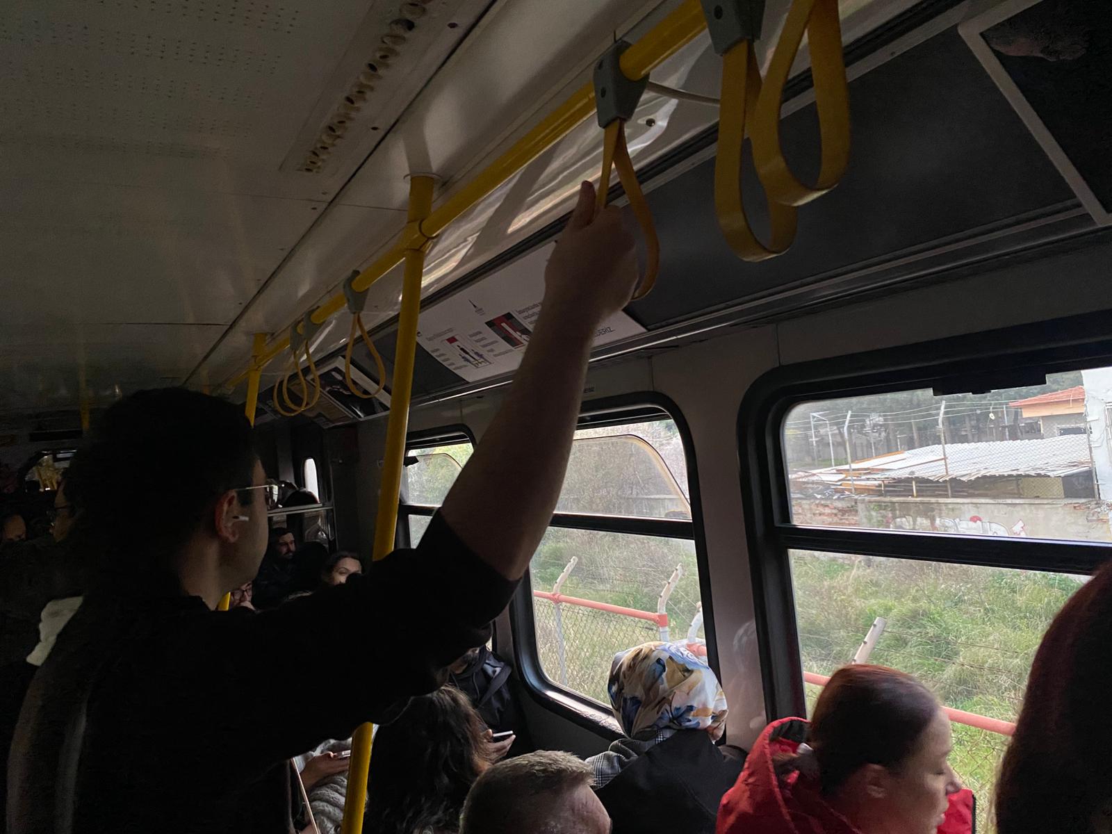 Metro camlarını açıp nefes almaya çalıştılar