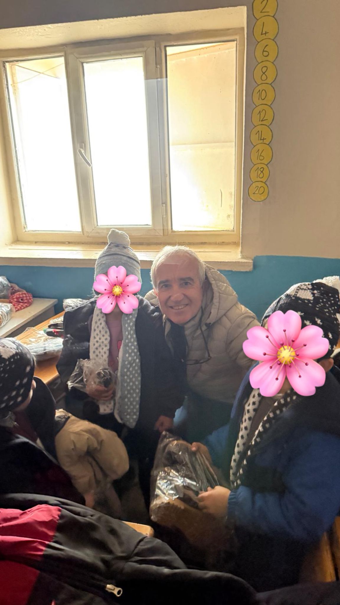 Şefkat eli Diyarbakır’a ulaştı: Terlikler çıkarıldı, botlar giydirildi