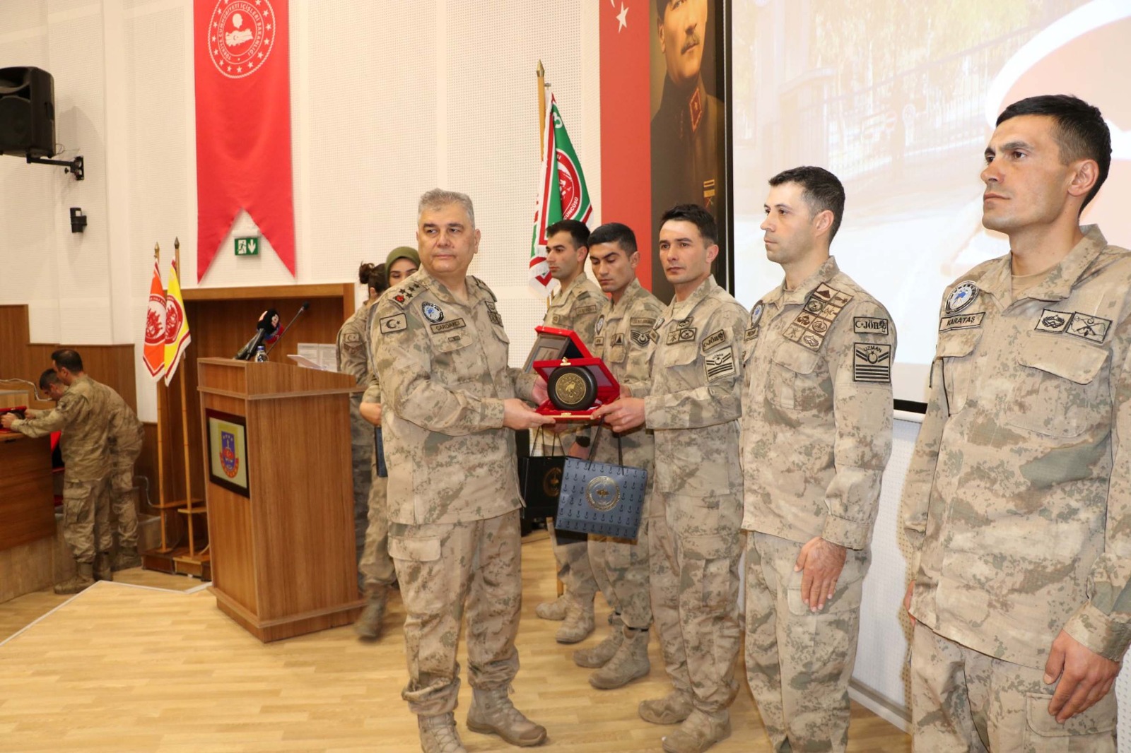 27 seçkin birlik ve 216 komando kozlarını paylaştı