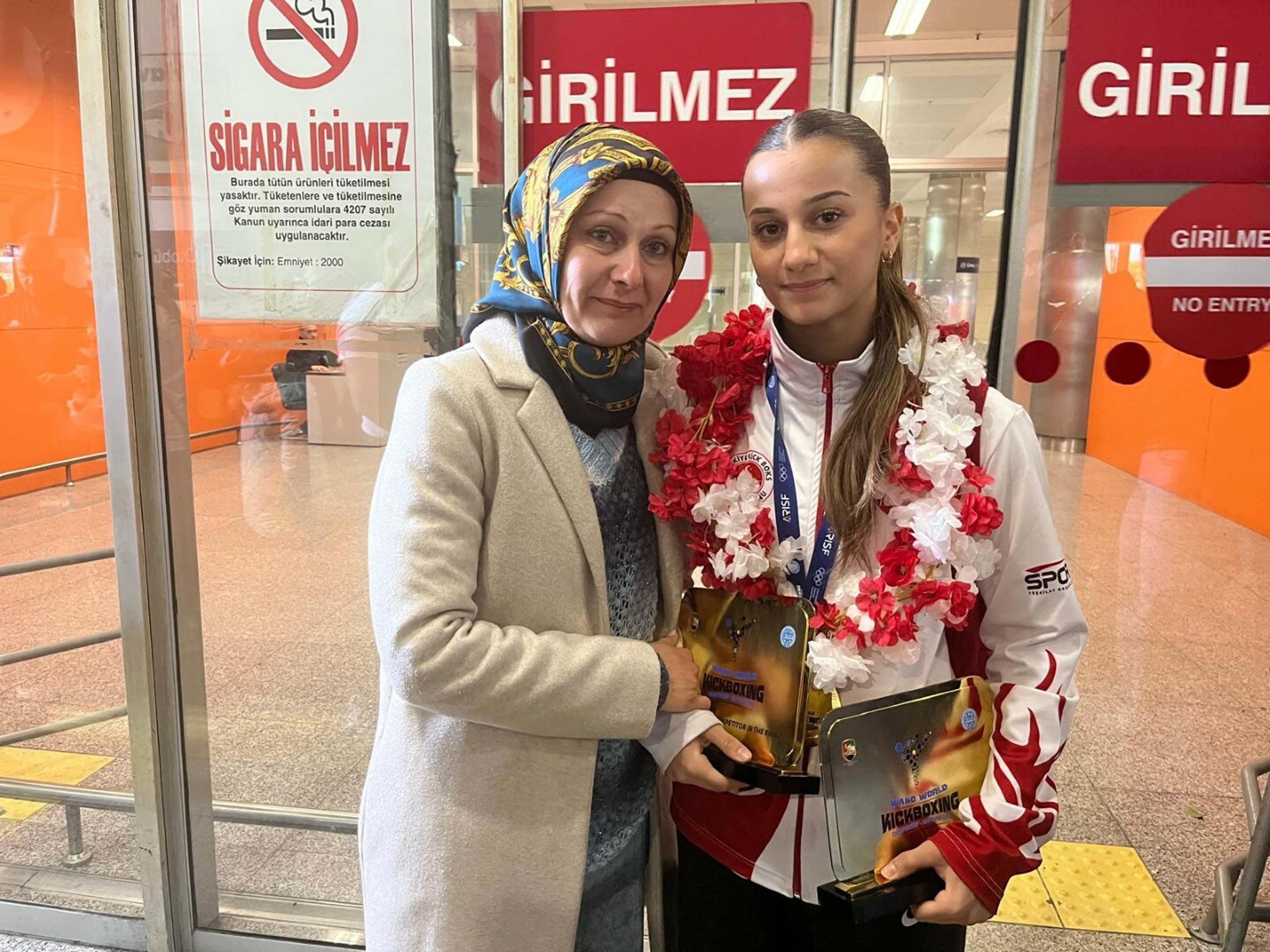 K I C K B O K S C U E L I F D U N Y A S A M P I Y O N L U G U N U I 1041762 309137