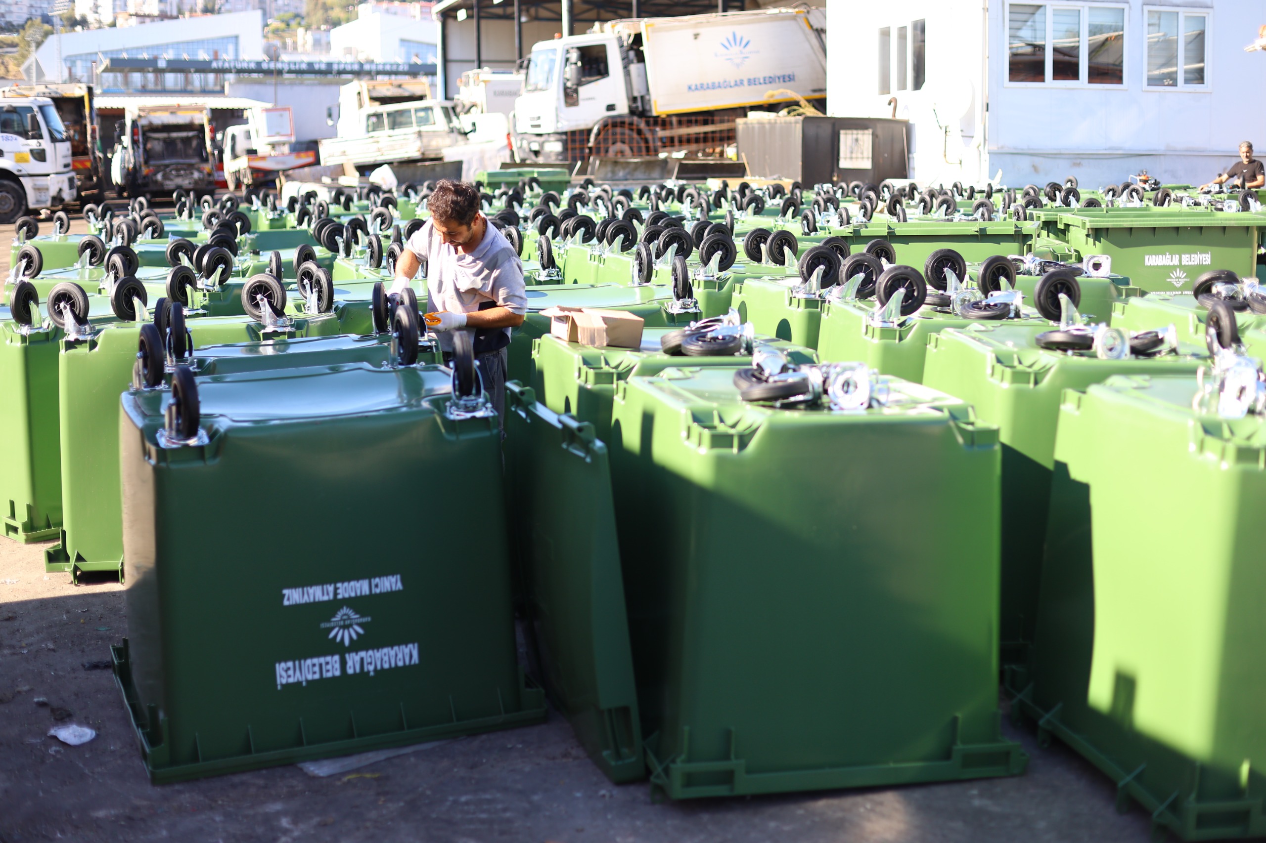 Karabağlar'da Çöp Konteynerleri Değişiyor (12)