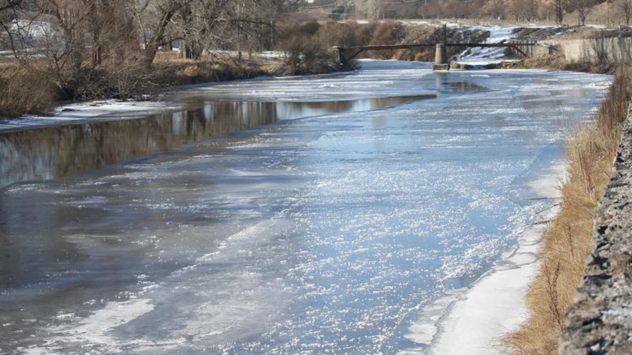 Kars Ve Ardahan'da Buzlanma