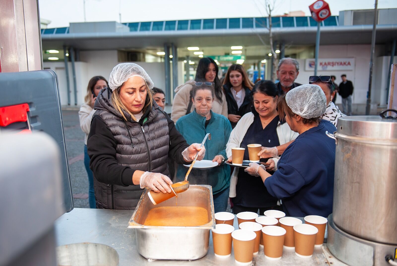 Karşıyaka Belediyesi'nden Okula Ve Işe Gidenlere Çorba Ikramı!2