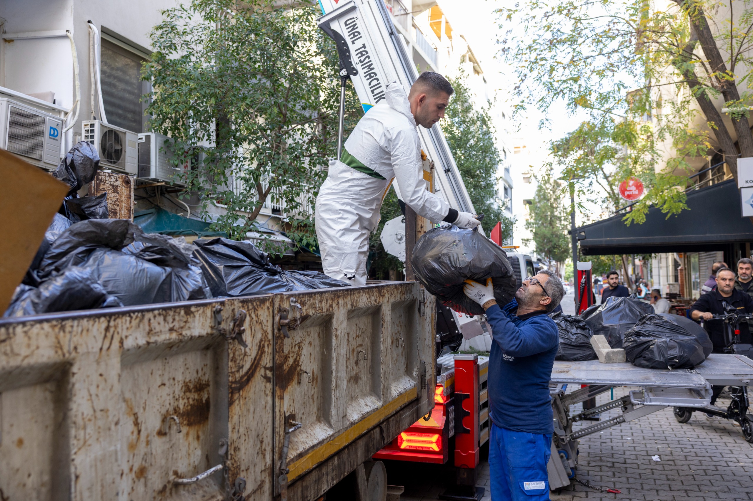 Konak Belediyesi’nden Çöp Ev Operasyonu 4 Kamyon Atık Çıktı (1)