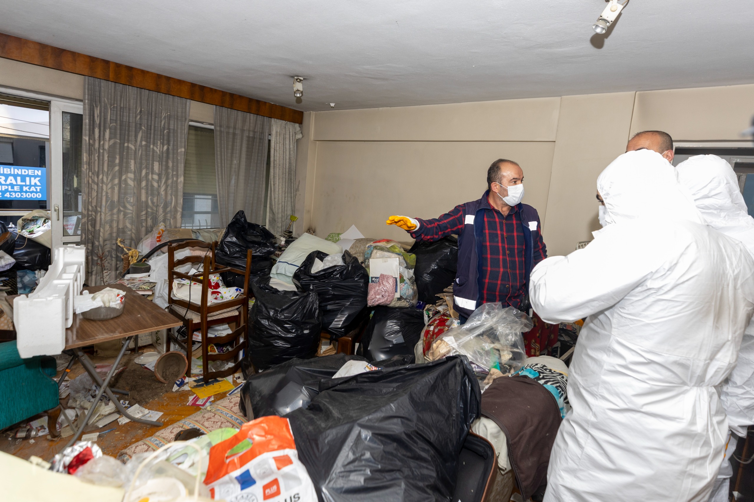 Konak Belediyesi’nden Çöp Ev Operasyonu 4 Kamyon Atık Çıktı (4)