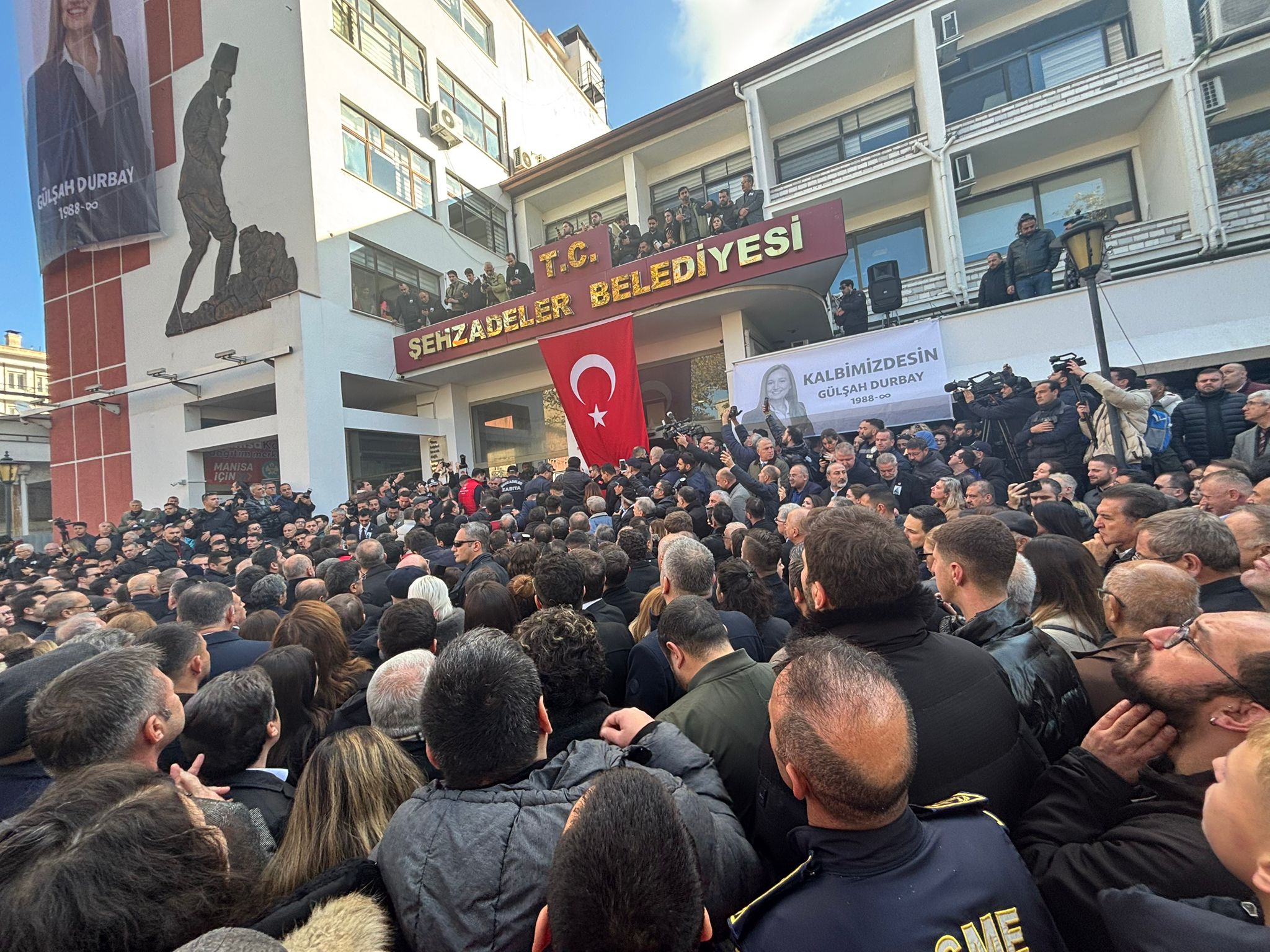 Camii avlusunda duygusal anlar