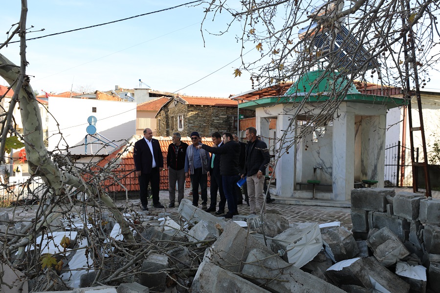Menderes'teki Cami Minaresi Yıkıldı