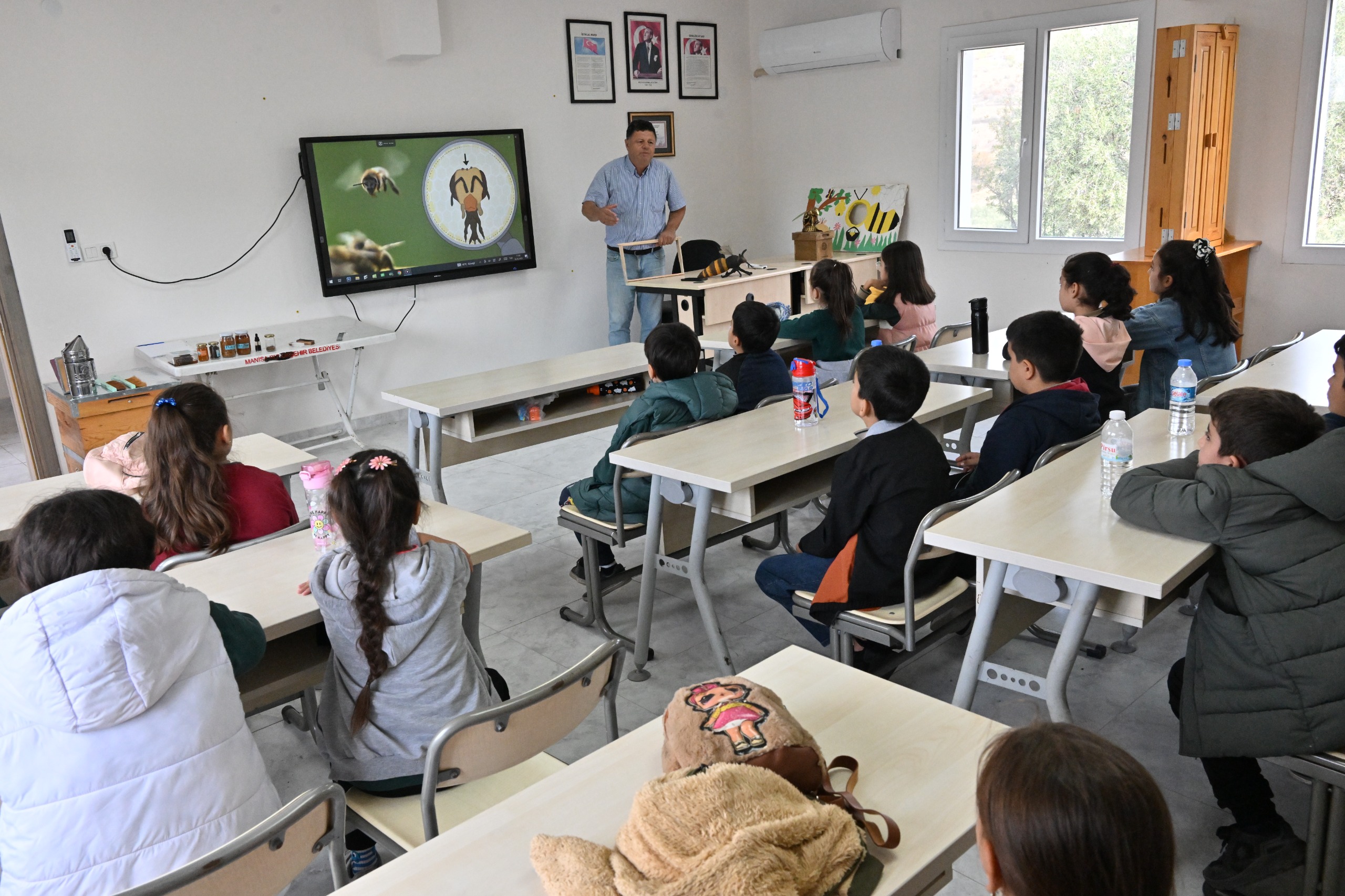 Minik Öğrenciler, Arıların Dünyasını İnceleyerek Öğrendi (10)