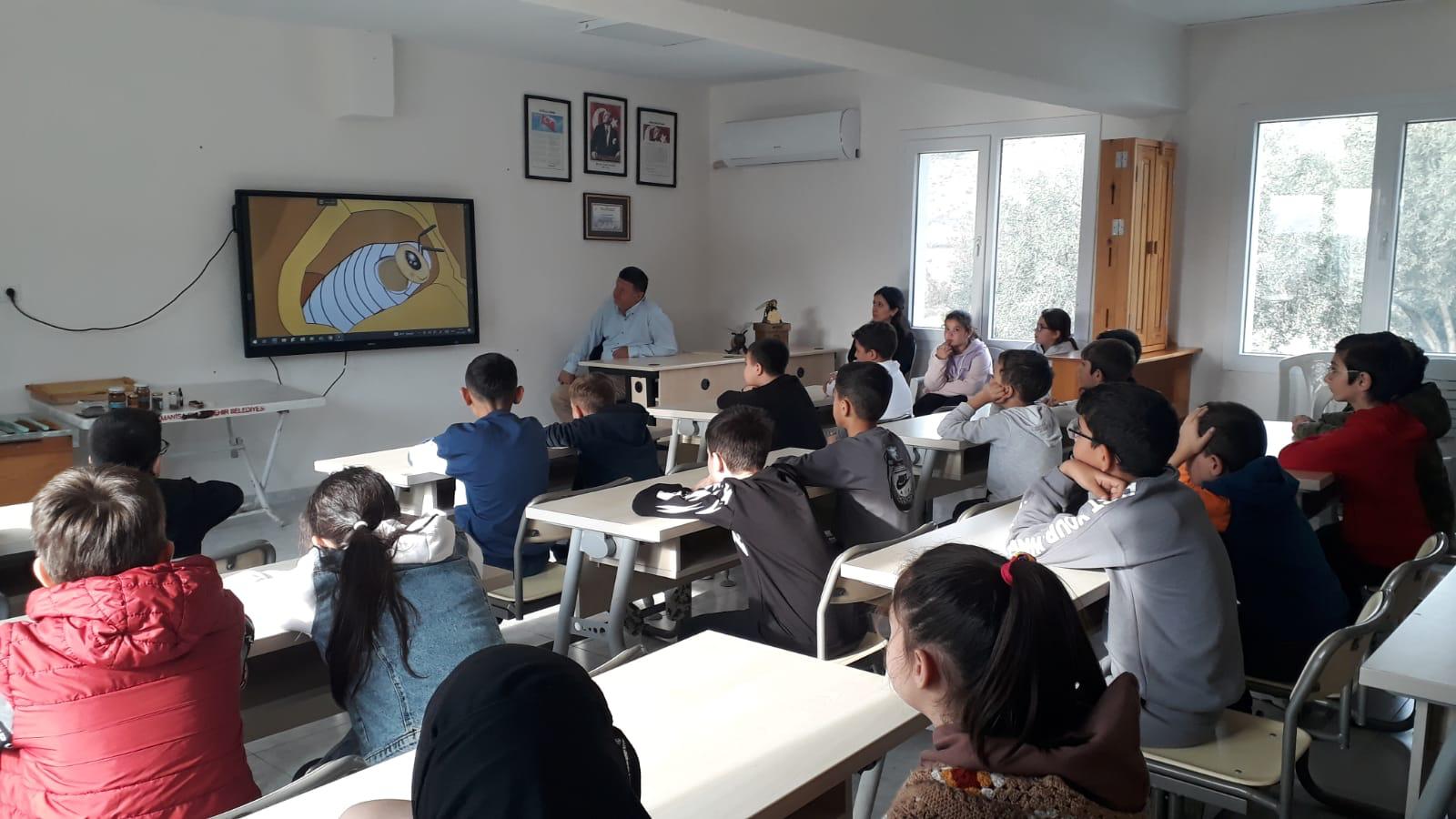 Minik Öğrenciler, Arıların Dünyasını İnceleyerek Öğrendi (7)